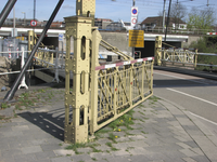 905560 Afbeelding van het smeedijzeren afsluithek van de Jeremiebrug over de Kruisvaart bij de Vondellaan te ...